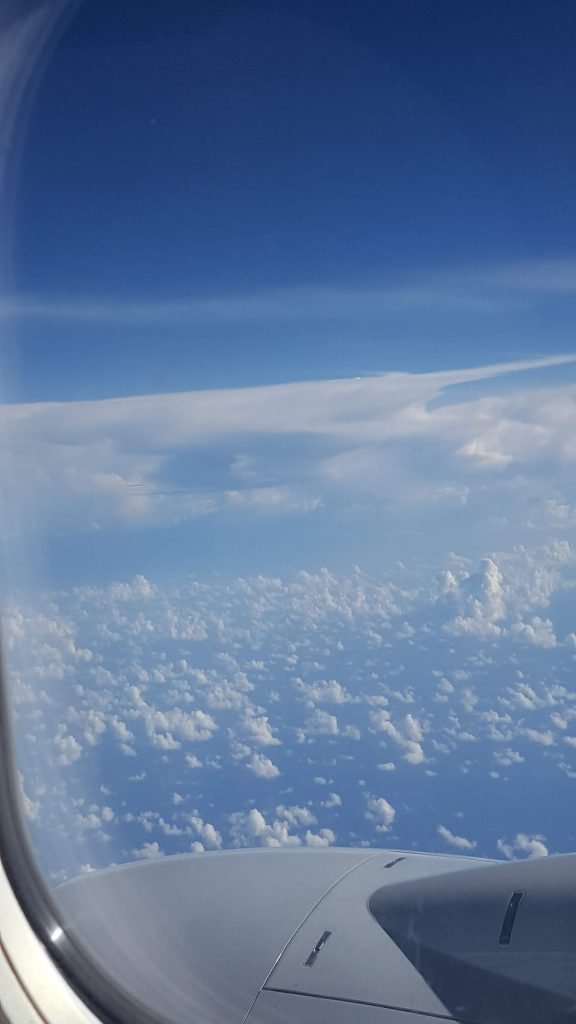 avion volando por las nubes 